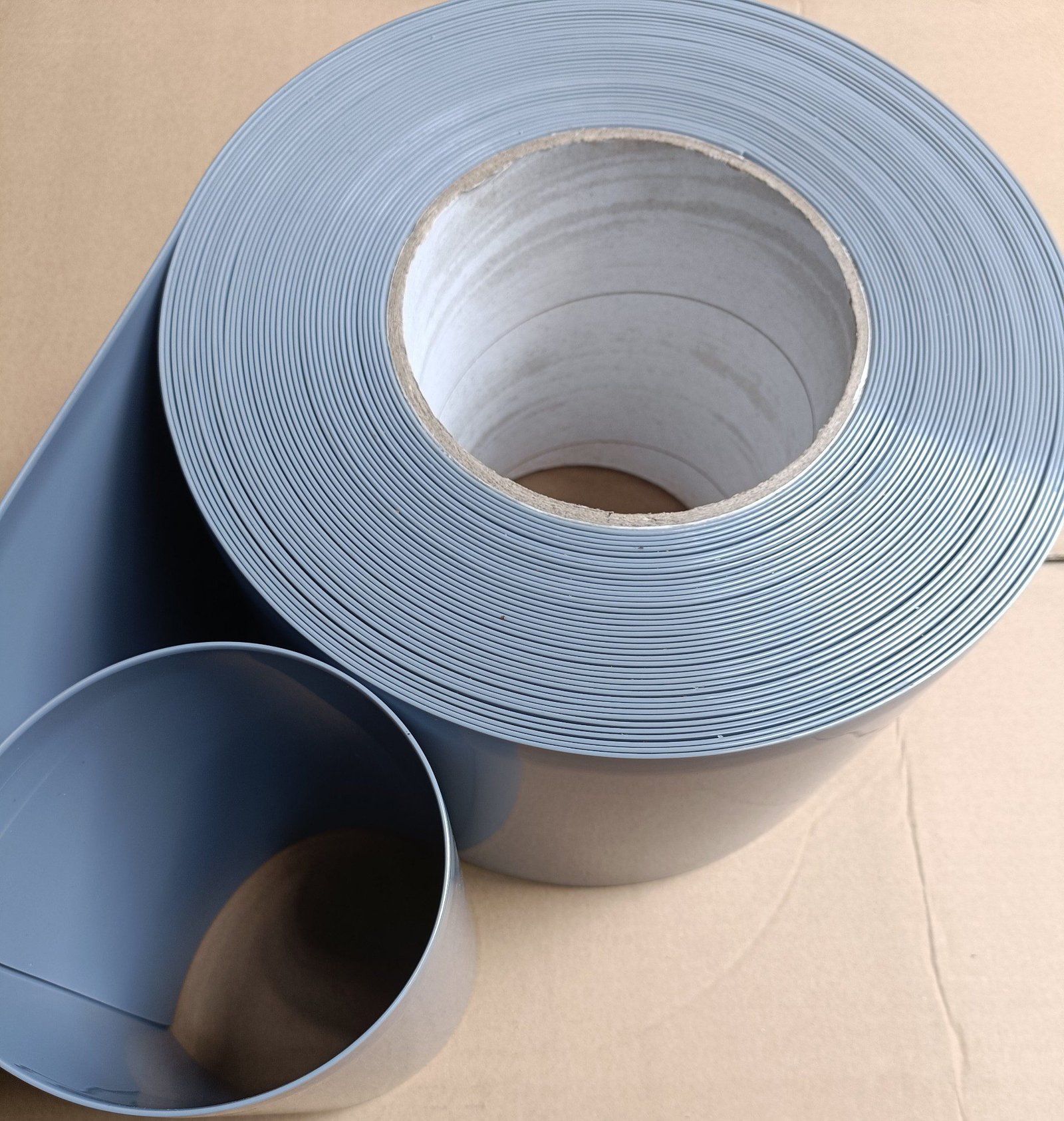 Cuộn nhựa PVC ghi xám