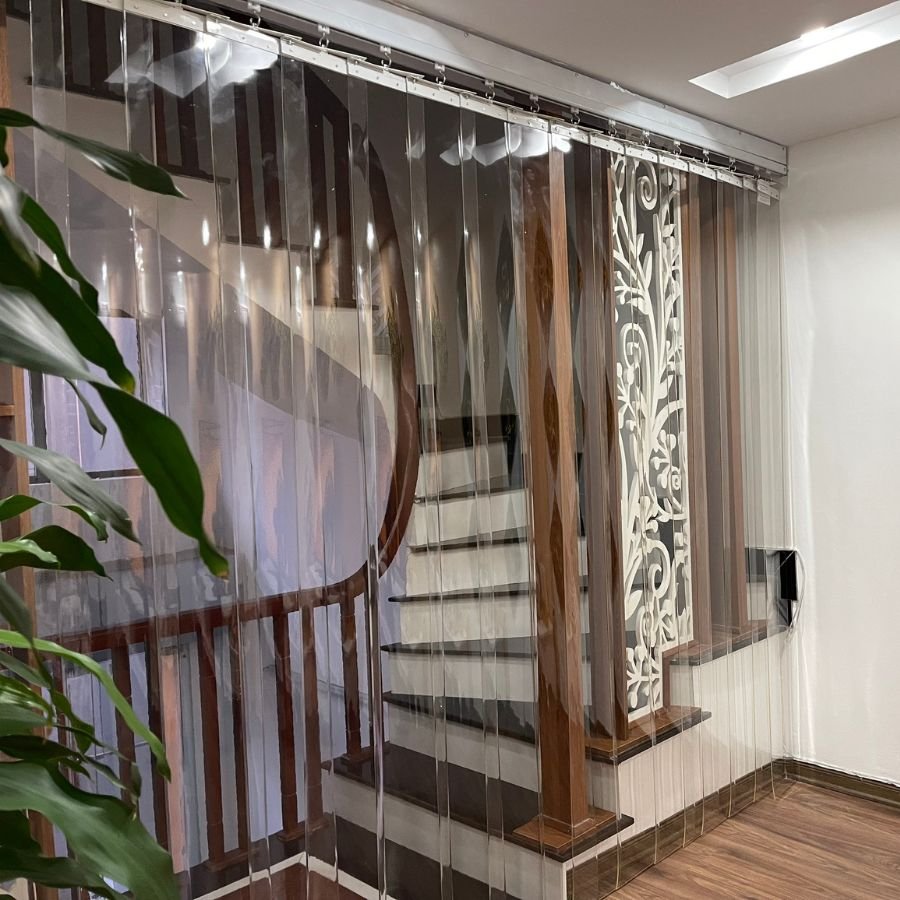 Rèm nhựa PVC xoay lật với khả năng cách âm và cách nhiệt tốt, giúp giữ cho không gian trong nhà mát mẻ hơn