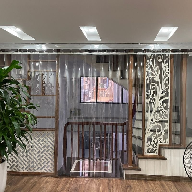 Rèm nhựa PVC xoay lật với cấu tạo kín khít, rèm nhựa PVC giúp ngăn chặn bụi bẩn và côn trùng xâm nhập từ bên ngoài.