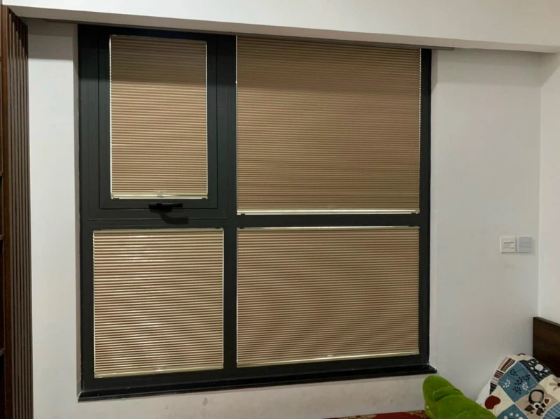 Rèm tổ ong lắp đặt trên kính